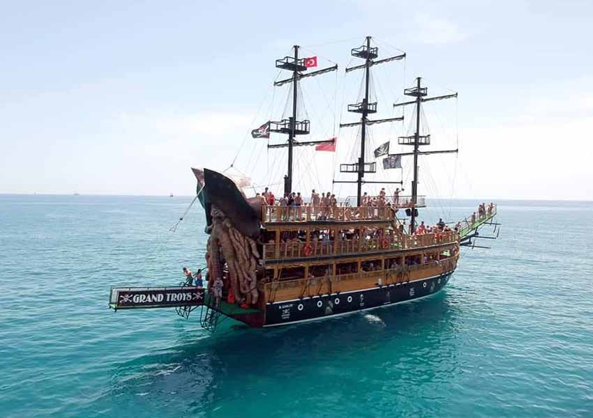 Alanya Pirate Boat Tour With Lunch and Soft Drinks